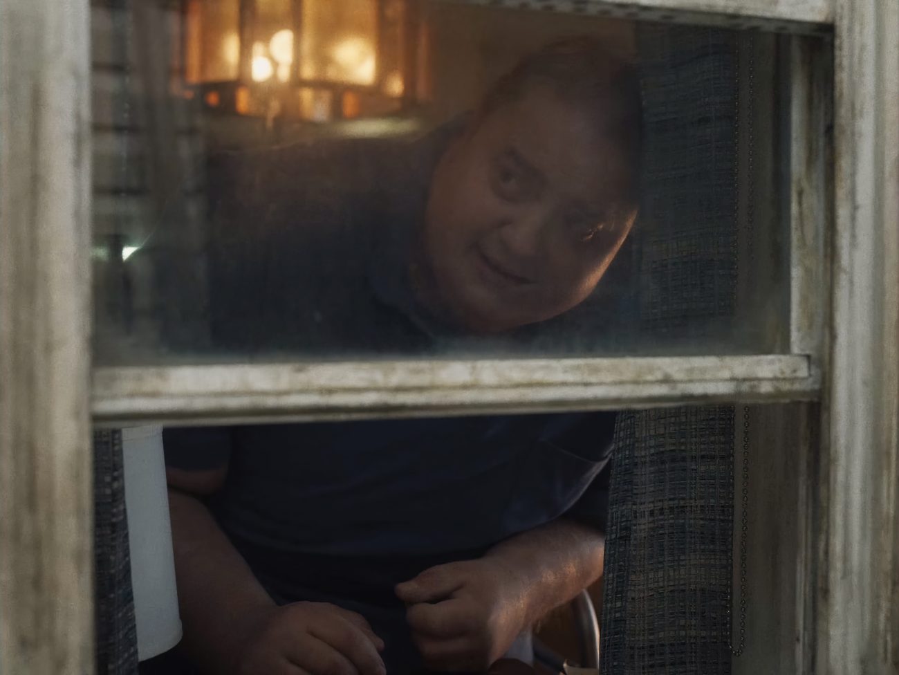 The Whale – Brendan Window – L to R Brendan Fraser – Courtesy of A24 – © A24 – Immagine concessa da A24 per uso stampa