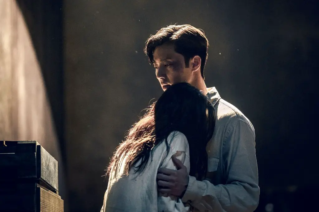 Han So-hee as Yoon Chae-ok, Park Seo-jun as Jang Tae-sang in La creatura di Gyeongseong