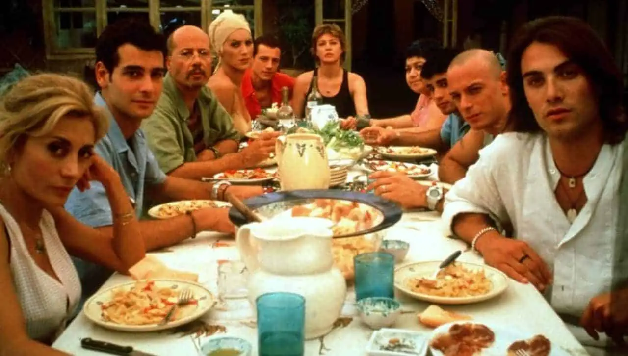 In foto Antonia(Margherita Buy) con Michele(Stefano Accorsi) e gli altri protagonisti delle "Fate ignoranti" in una delle scene più emblematiche del film