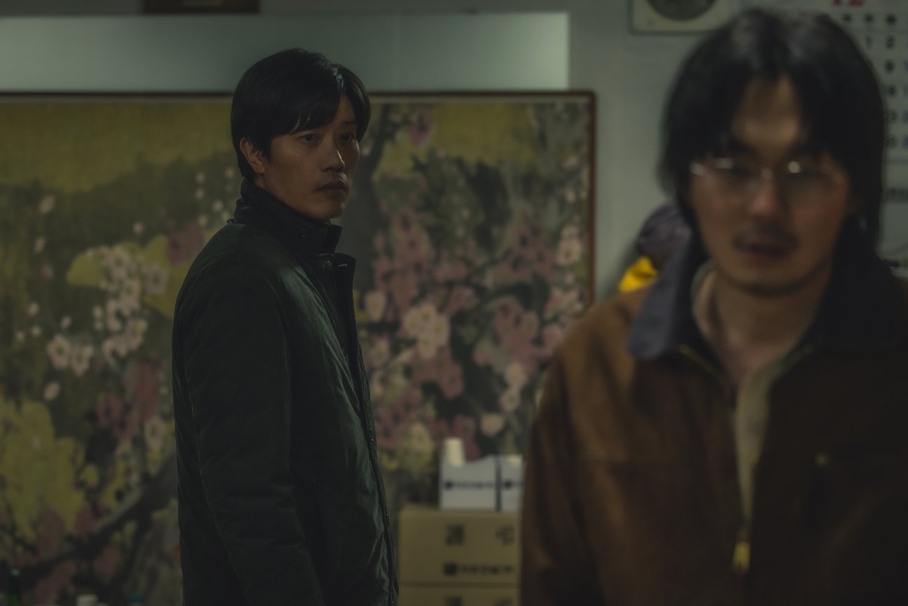 Park Hee-soon as Choi sung-jun, Ryu Kyung-soo as Kim young-ho in Eredità sepolta