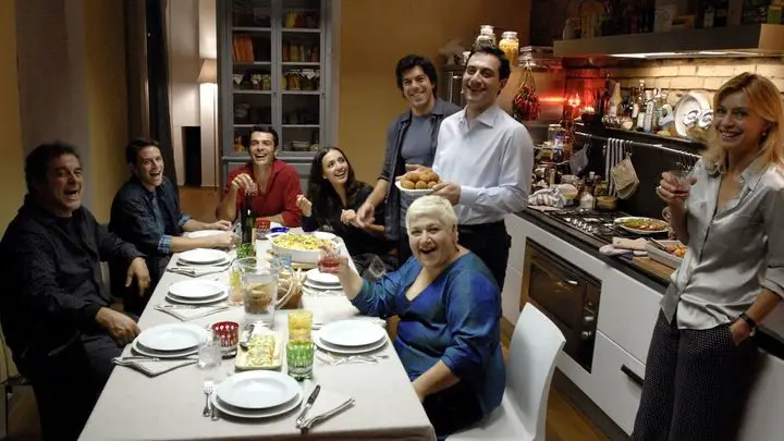 In foto il gruppo al completo: Angelica(Margherita Buy), Davide(Pierfrancesco Favino), Neval(Serra Yilmaz), Lorenzo(Luca Argentero), Roberta(Ambra Angiolini), Sergio(Ennio Fantastichini), Roberto(Filippo Timi) e Paolo(Michelangelo Tommaso) in una delle iconiche cene di "Saturno Contro"