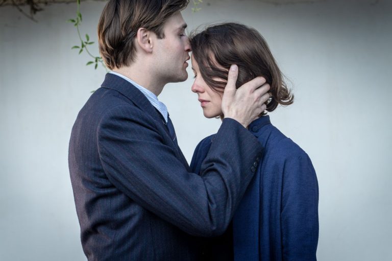Douglas Booth e Irina Starshenbaum in Shoshana (2023)