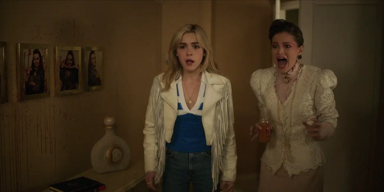 Kiernan Shipka as Jamie Hughes, Olivia Holt as Teen Pam in Totally Killer