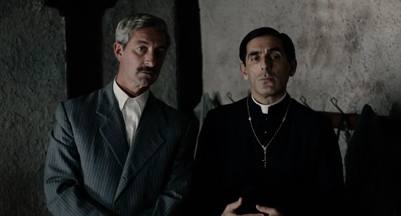 Il maestro che promise il mare - Antonio Mora e Milo Taboada in un frame