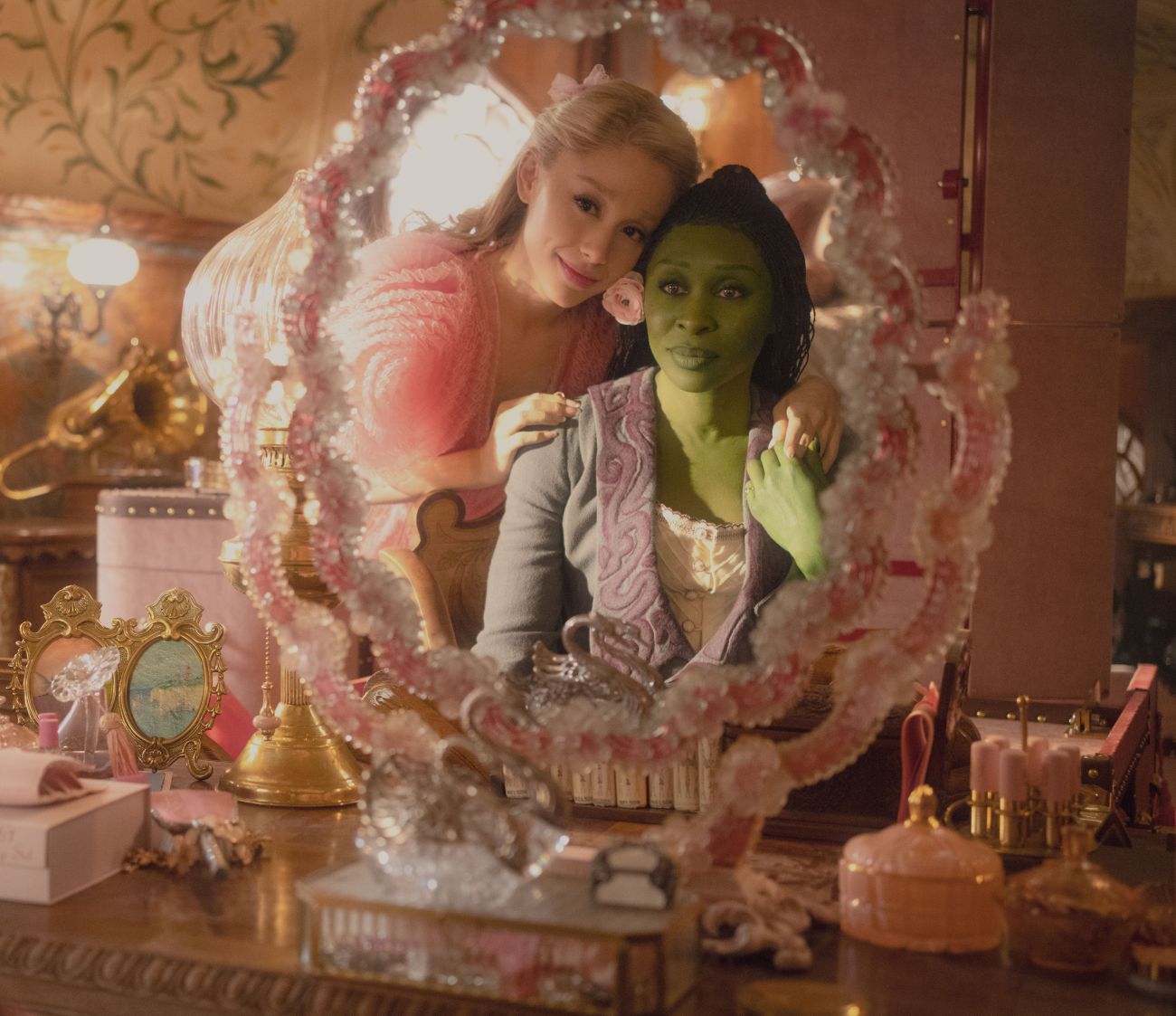 Wicked (2024) - Universal Pictures - Immagine concessa da Upi Media per uso stampa - L to R Ariana Grande è Glinda e Cynthia Erivo è Elphaba - Regia di Jon M. Chu - © Universal Studios. All Rights Reserved.