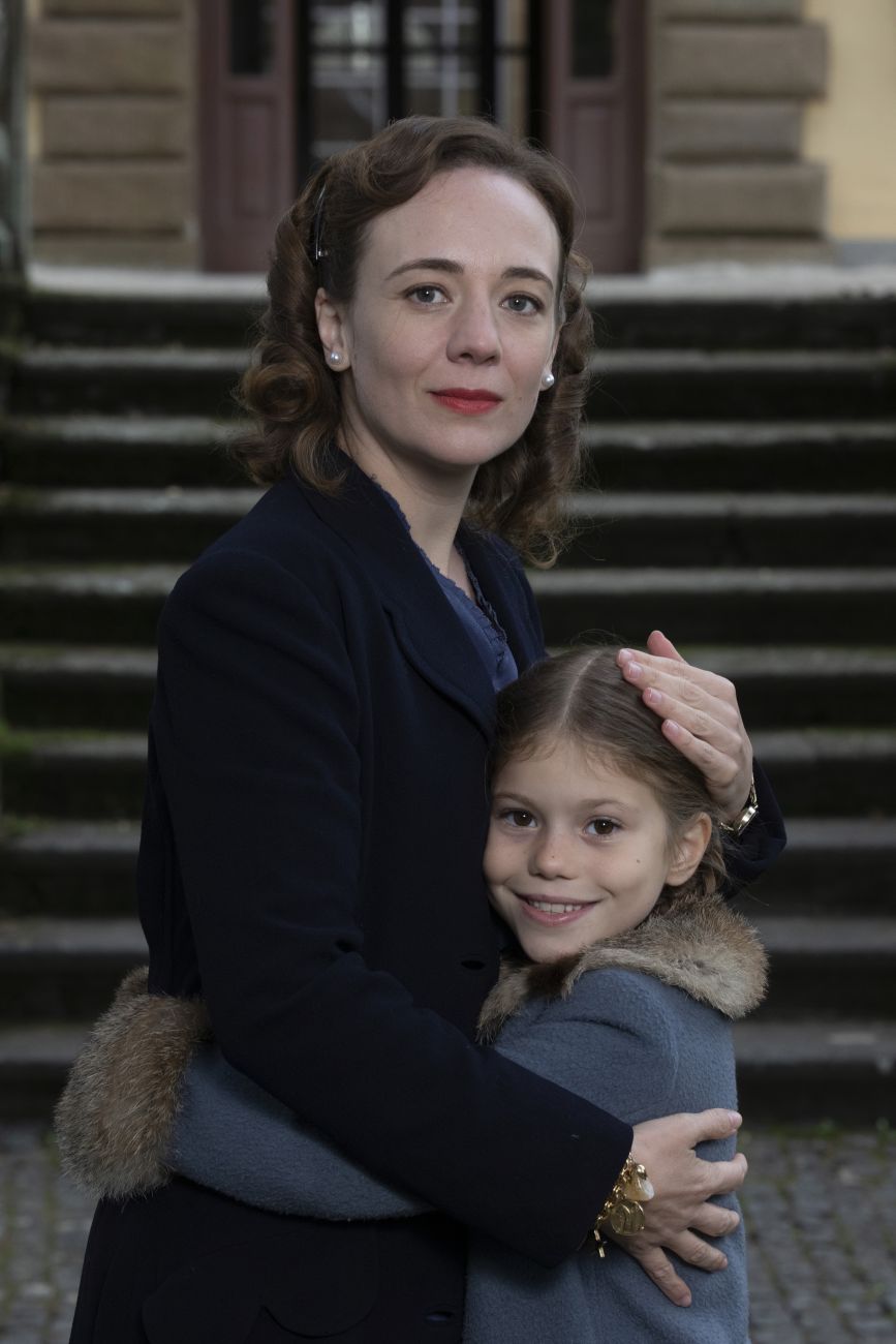 zia Ilse (Sara Lazzaro) Egea piccola (Petra Bevilacqua) in La Bambina con la valigia