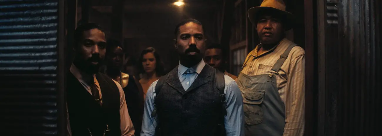 (L-R) Michael B. Jordan, Wunmi Mosaku, Hailee Steinfeld, Miles Caton e Omar Benson Miller – I Peccatori (2025) – Regia di Ryan Coogler – © Warner Bros. Pictures – Immagine concessa per uso stampa.