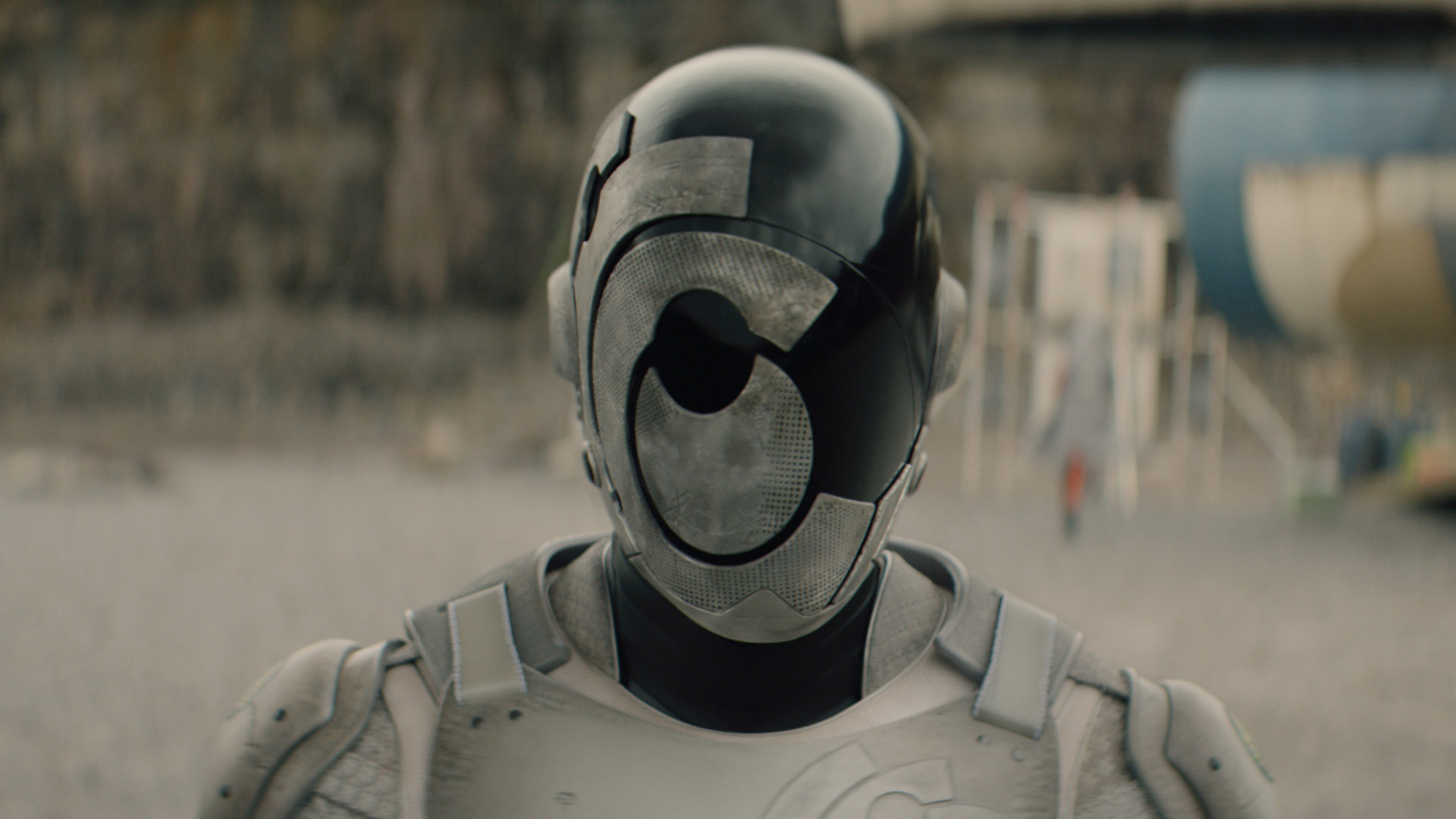 Alexander Skarsgård in “Murderbot - Prima stagione”. Credit. Apple TV+
