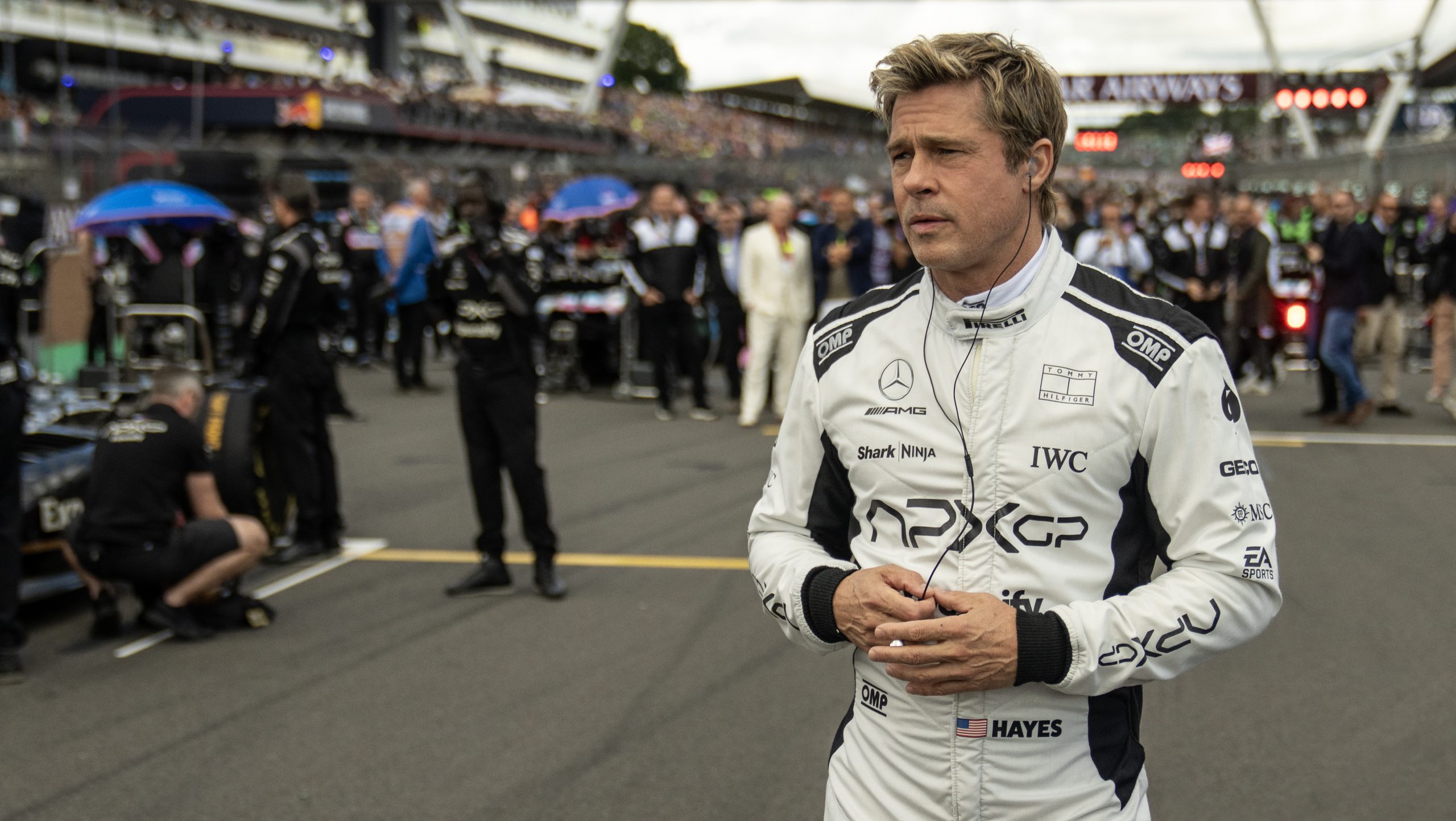BRAD PITT come Sonny Hayes in F1 – Il Film (2025) – Regia di Joseph Kosinski – © 2025 Warner Bros. Entertainment Inc. – Fotografia: Scott Garfield – Immagine concessa per uso editoriale. Courtesy Warner Bros. Pictures / Apple Original Films.