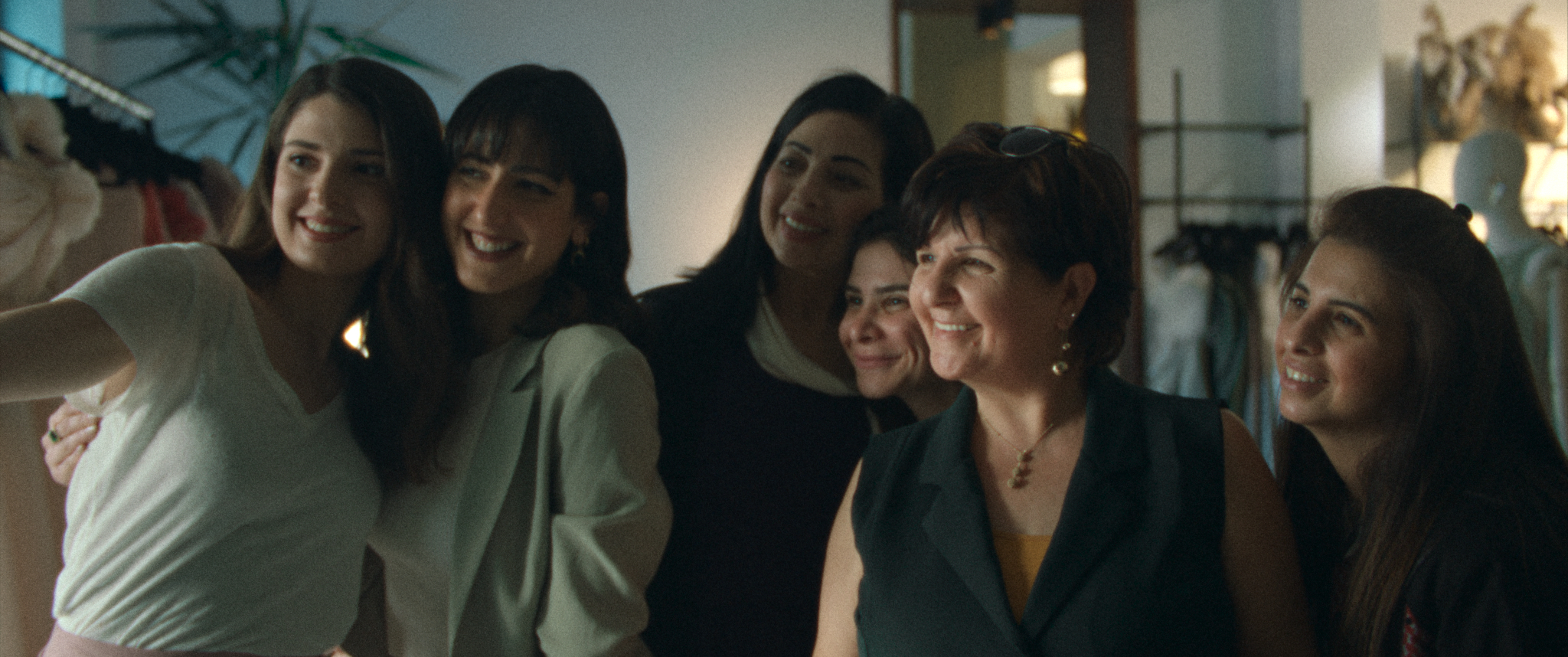 Happy Holidays (2024) – Regia di Scandar Copti – © Fresco Films, Red Balloon Film, Tessalit Productions, Intramovies – Ufficio stampa: MariannaGiorgi – Immagine concessa per uso editoriale.