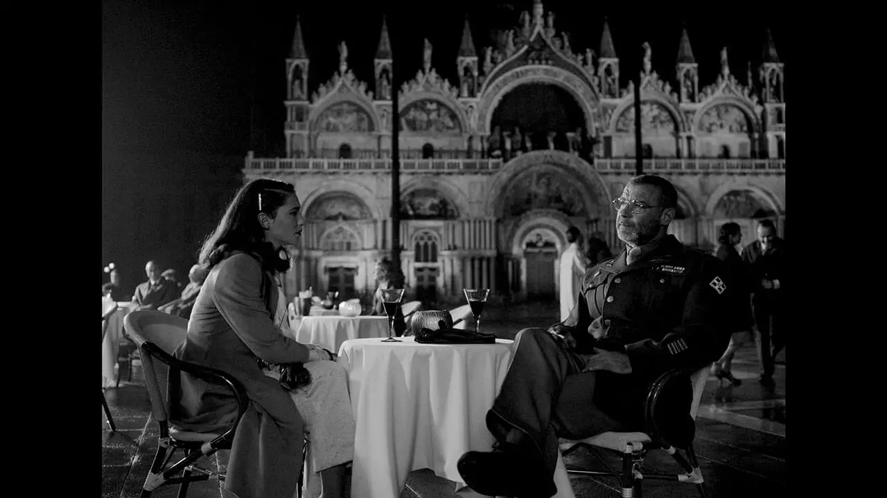 Liev Schreiber (Col. Richard Cantwell) e Matilda De Angelis (Renata Contarini) in Di là dal fiume e tra gli alberi (2022) – Regia di Paula Ortiz – © Tribune Pictures – Distribuzione italiana: PFA Films e L’Altrofilm – Immagine concessa per uso editoriale.