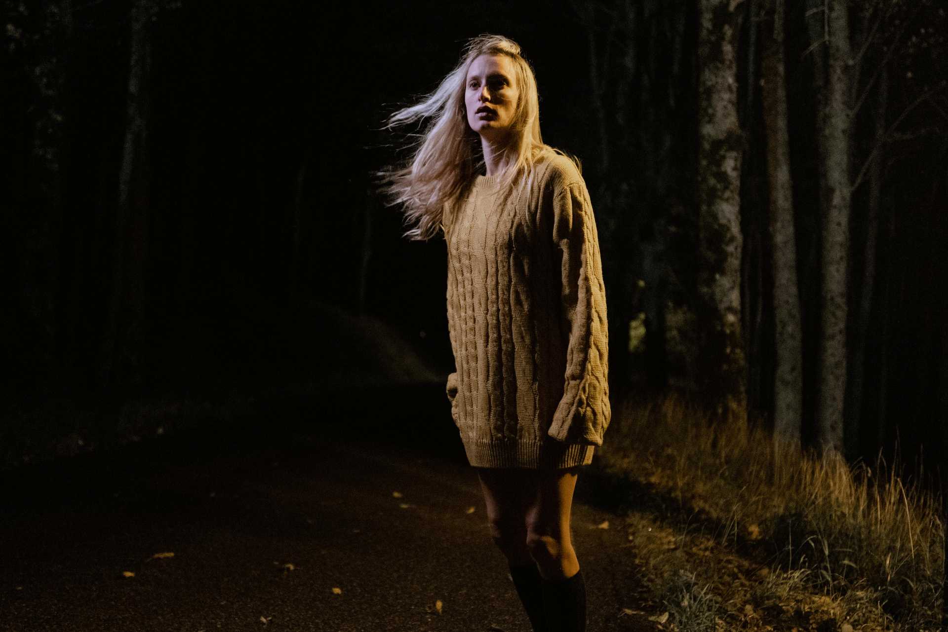 Al progredire della notte (2025) – Regia di Davide Montecchi – © Meclimone Produzioni Cinematografiche – Immagine concessa per uso editoriale da CG Entertainment