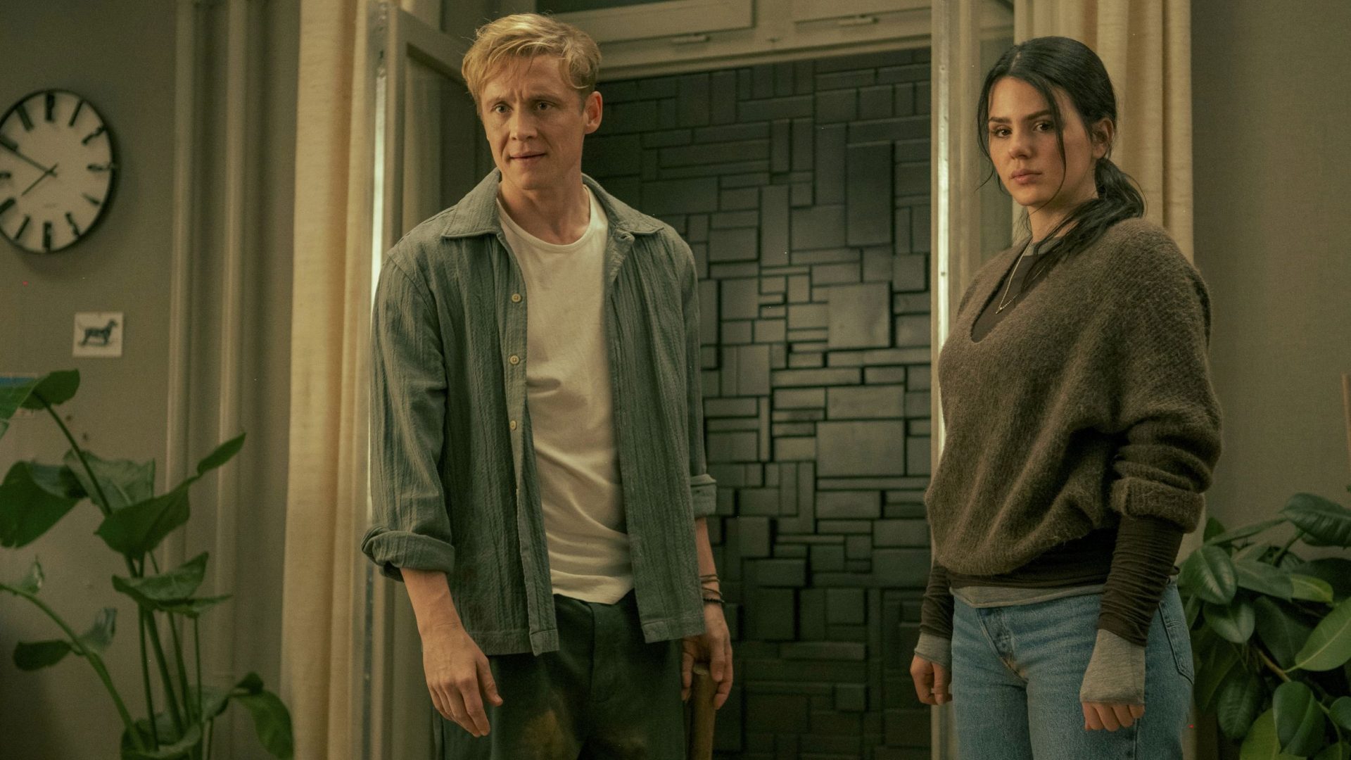 Matthias Schweighöfer e Ruby O. Fee in Brick di Matthias Schweighöfer; Cr. Courtesy of Netflix ©2025 © Sasha Ostrov / Netflix