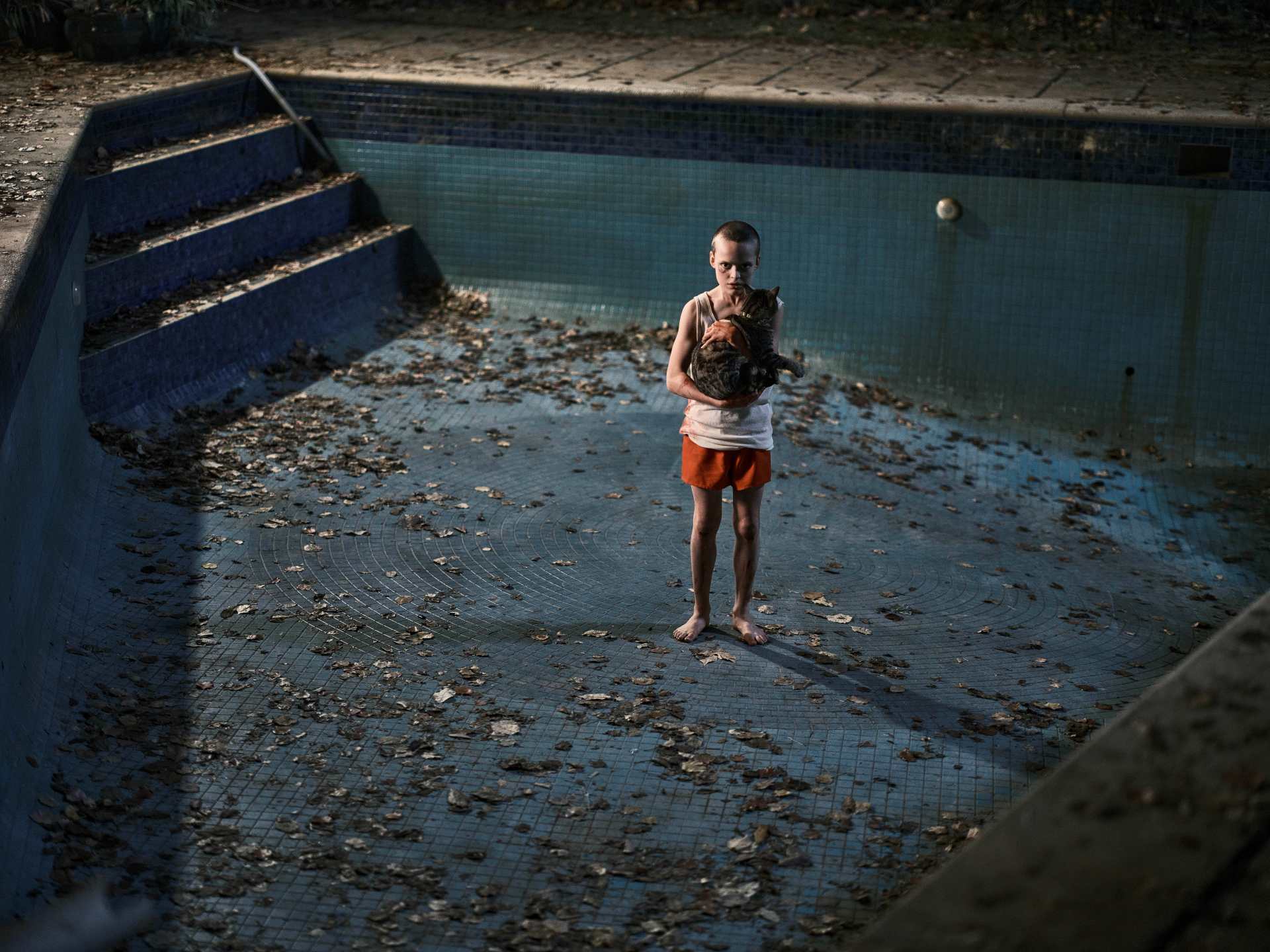 Bring Her Back (2025) – Jonah Wren Phillips sul set – Regia di Danny e Michael Philippou – Fotografia: Ingvar Kenne – © 2025 A24, The Spectral Spirit Company – Immagine concessa per uso editoriale dall'ufficio stampa di Cristiana Caimmi & Co - Copyright www.ingvarkenne.com