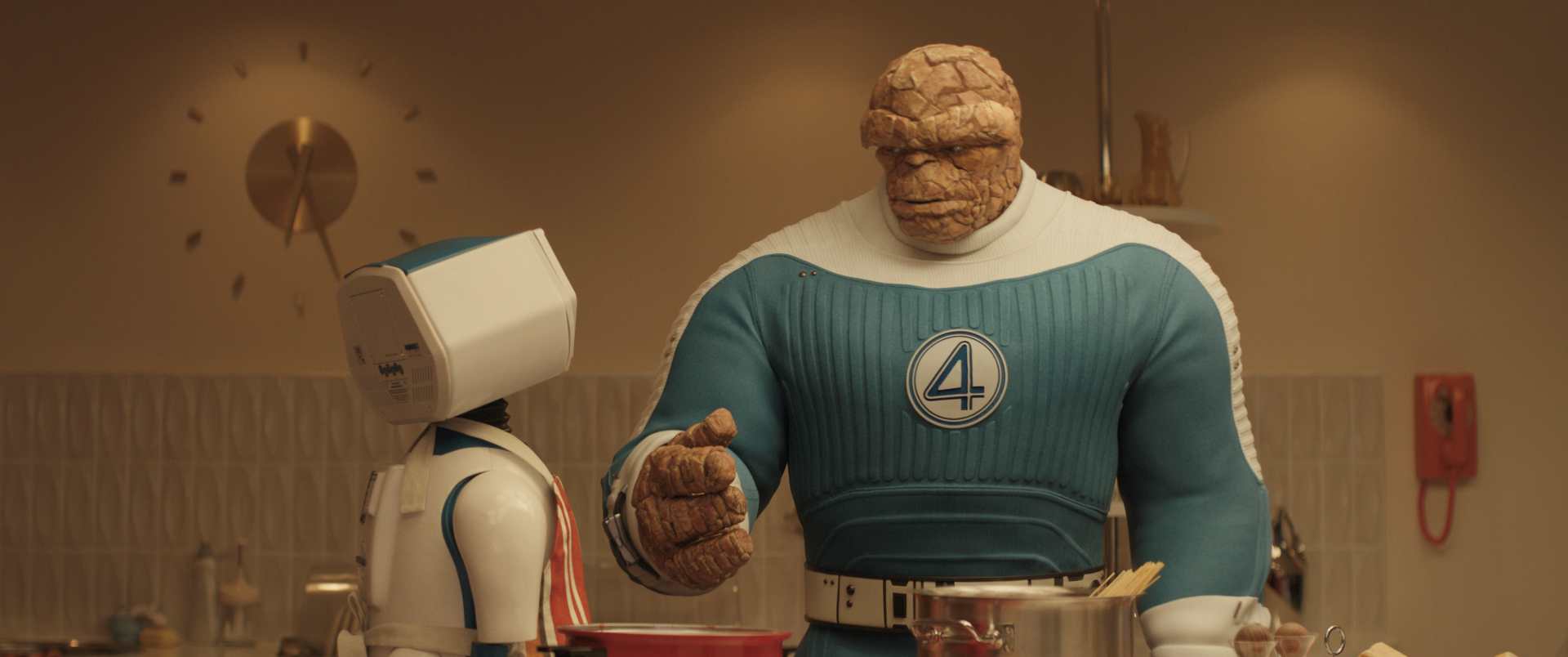 I Fantastici 4 – Gli inizi (2025) – Da sinistra: H.E.R.B.I.E. e Ebon Moss-Bachrach nel ruolo di Ben Grimm / La Cosa – Regia di Matt Shakman – © 2025 20th Century Studios / © e ™ Marvel – Immagine concessa per uso editoriale. Photo courtesy of 20th Century Studios / Marvel Studios.