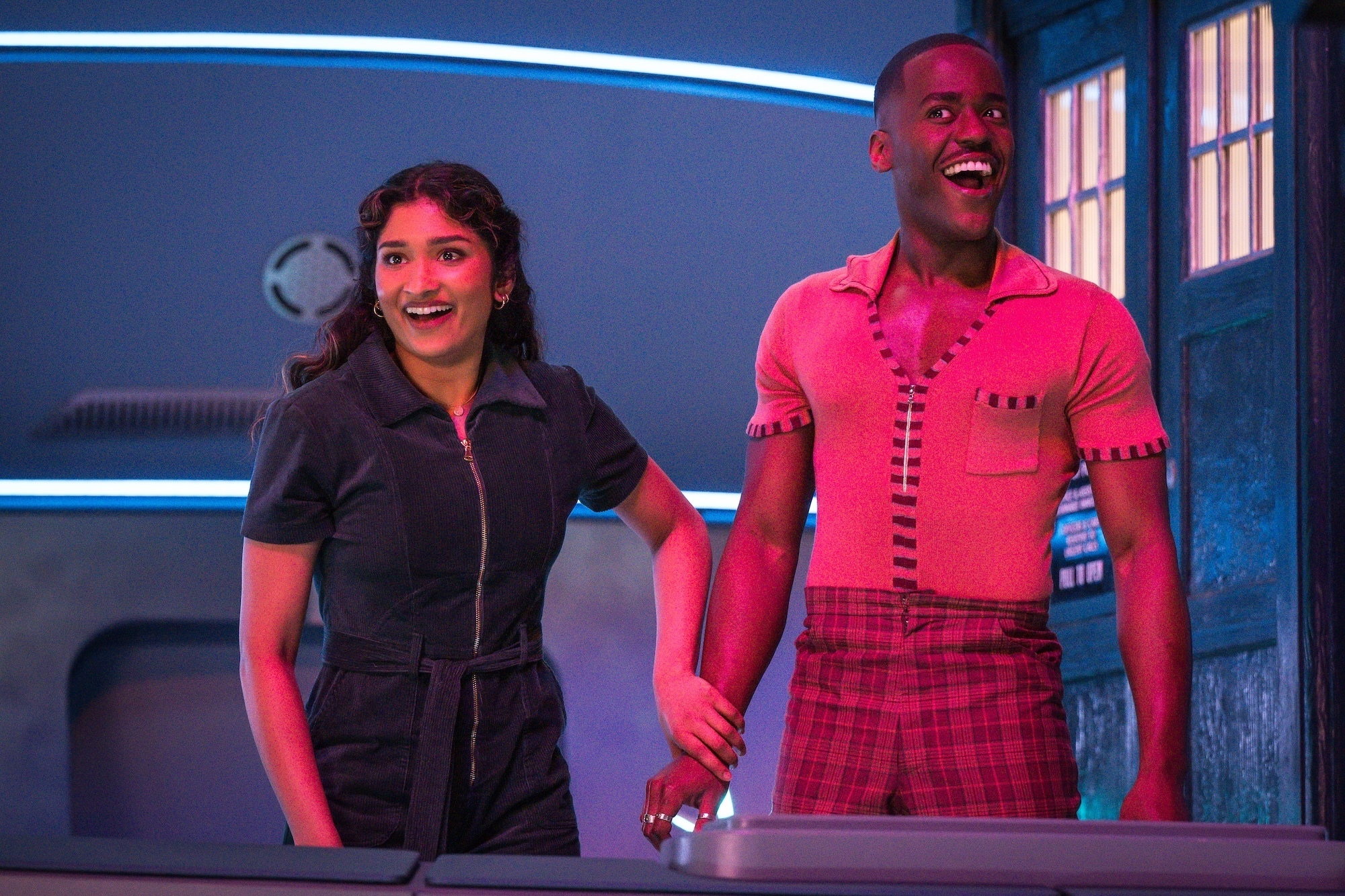 Ncuti Gatwa e Varada Sethu in Doctor Who – Stagione 2 (2025) – Creato da Russell T Davies – © BBC Studios, Bad Wolf – Distribuzione Disney+ – Ufficio stampa Opinion Leader – Immagine concessa per uso editoriale.