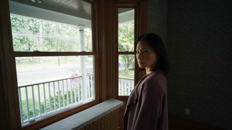 Presence (2024) – Lucy Liu nel ruolo di Rebekah – Regia di Steven Soderbergh – Fotografia: Peter Andrews – © The Spectral Spirit Company – Immagine concessa per uso editoriale.
