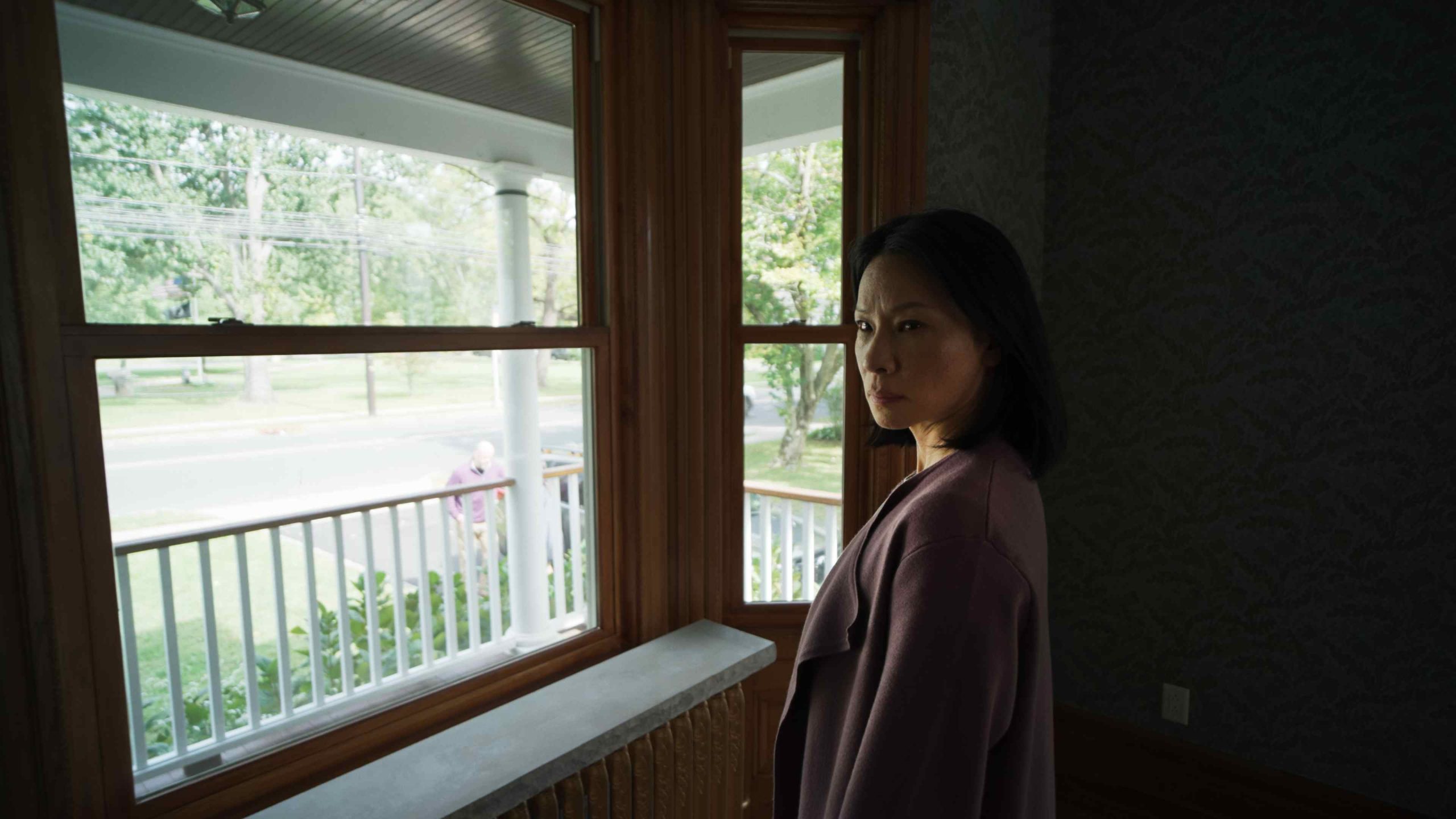 Presence (2024) – Lucy Liu nel ruolo di Rebekah – Regia di Steven Soderbergh – Fotografia: Peter Andrews – © The Spectral Spirit Company – Immagine concessa per uso editoriale.