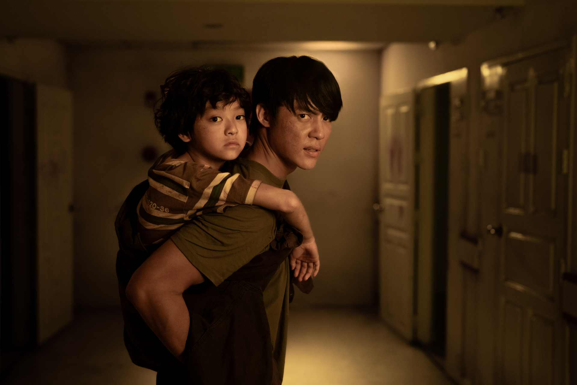 Ziam. (L to R) Prin Suparat (ปริญ สุภารัตน์ ) as Singh (สิง), Wanvayla Boonnithipaisit (วันเวลา บุญนิธิไพสิฐ) as Buddy (บัดดี้) in Ziam. Cr. Courtesy of Netflix © 2025