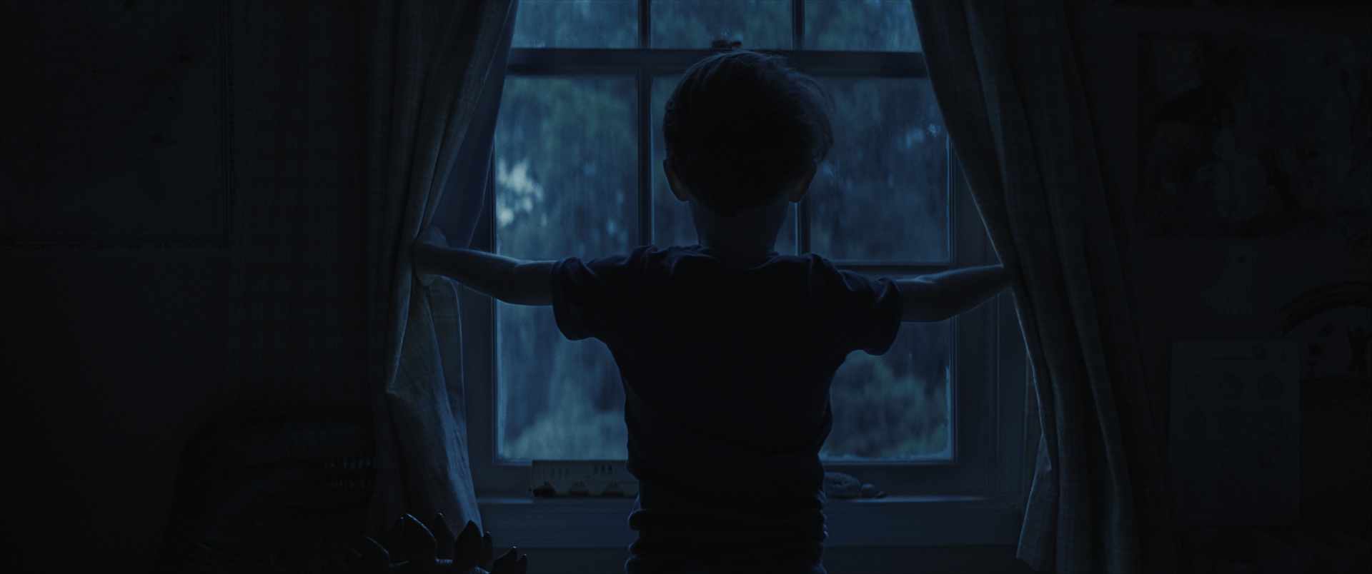 CARY CHRISTOPHER as Alex in New Line Cinema’s “Weapons,” a Warner Bros. Pictures release. Photo Courtesy Warner Bros. Pictures. © 2025 Warner Bros. Entertainment Inc. All Rights Reserved.