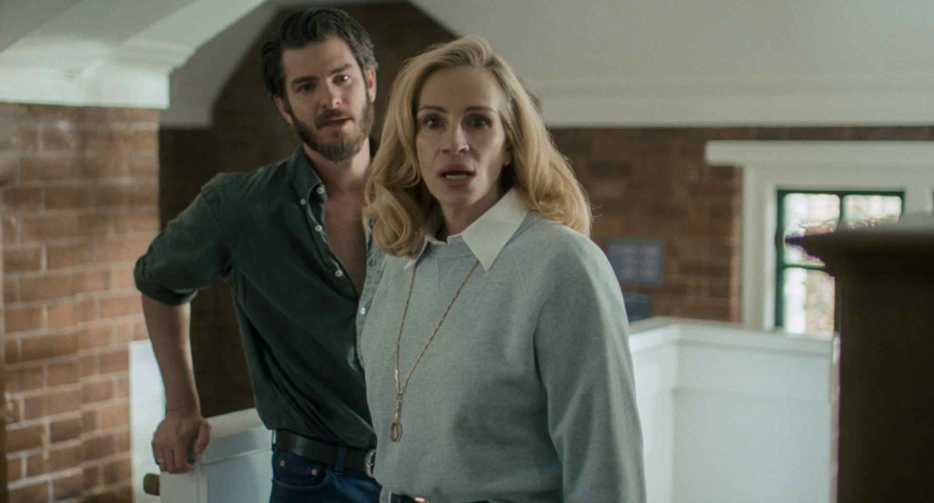 (L to R) Andrew Garfield as Hank and Julia Roberts as Alma in AFTER THE HUNT, from Amazon MGM Studios. Photo Credit: Courtesy of Amazon MGM Studios © 2025 Amazon Content Services LLC. All Rights Reserved