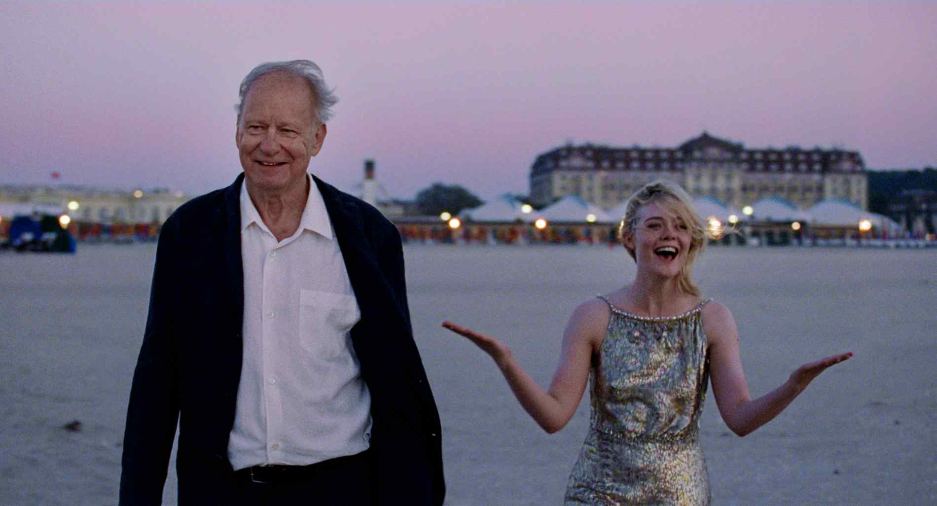 Sentimental Value (2025) - Stellan Skarsgard ed Elle Fanning - Photo: Kasper Tuxen Andersen - Immagine concessa a uso editoriale da Lucky Red