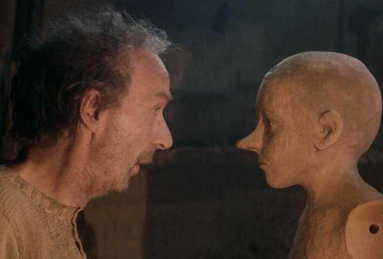 Roberto Benigni and Federico Ielapi in Pinocchio (2019)