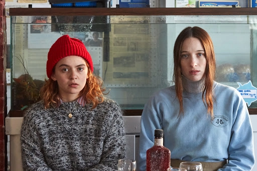 Morgan Saylor e Sophie Lowe in Buttiamo giù l'uomo