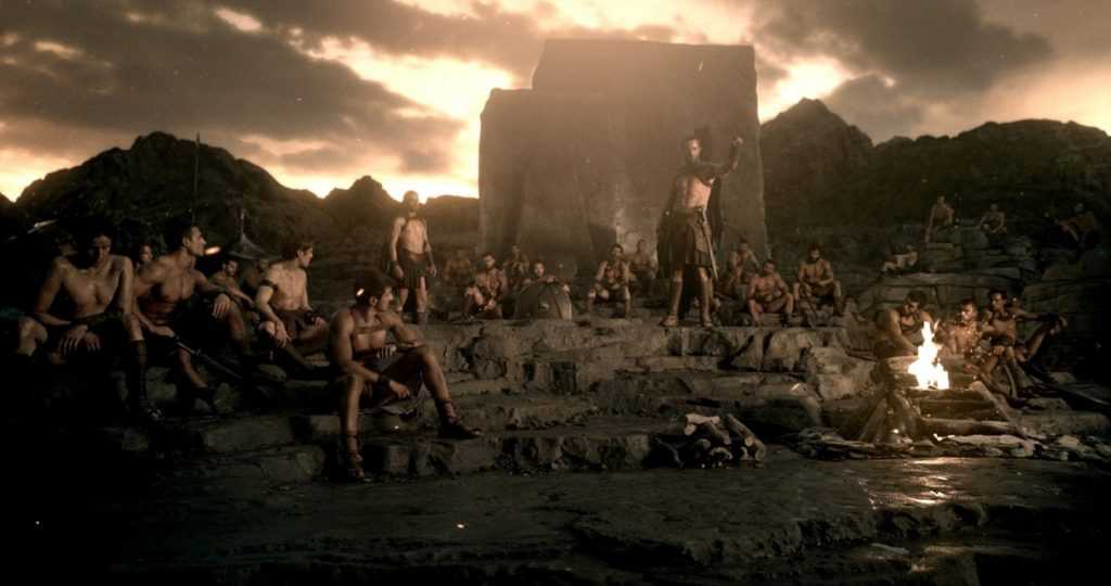 Temistocle incoraggia i soldati a non arrendersi e a continuare a combattere in una scena del film - 300 - L'alba di un Impero