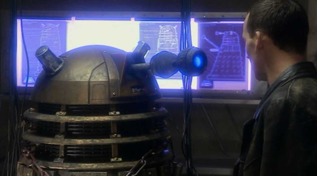 un Dalek e il Dottore in una scena della serie tv - Doctor Who