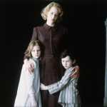 Nicole Kidman, Alakina Mann, e James Bentley in The Others (2001)