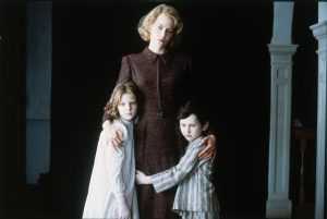 Nicole Kidman, Alakina Mann, e James Bentley in The Others (2001)