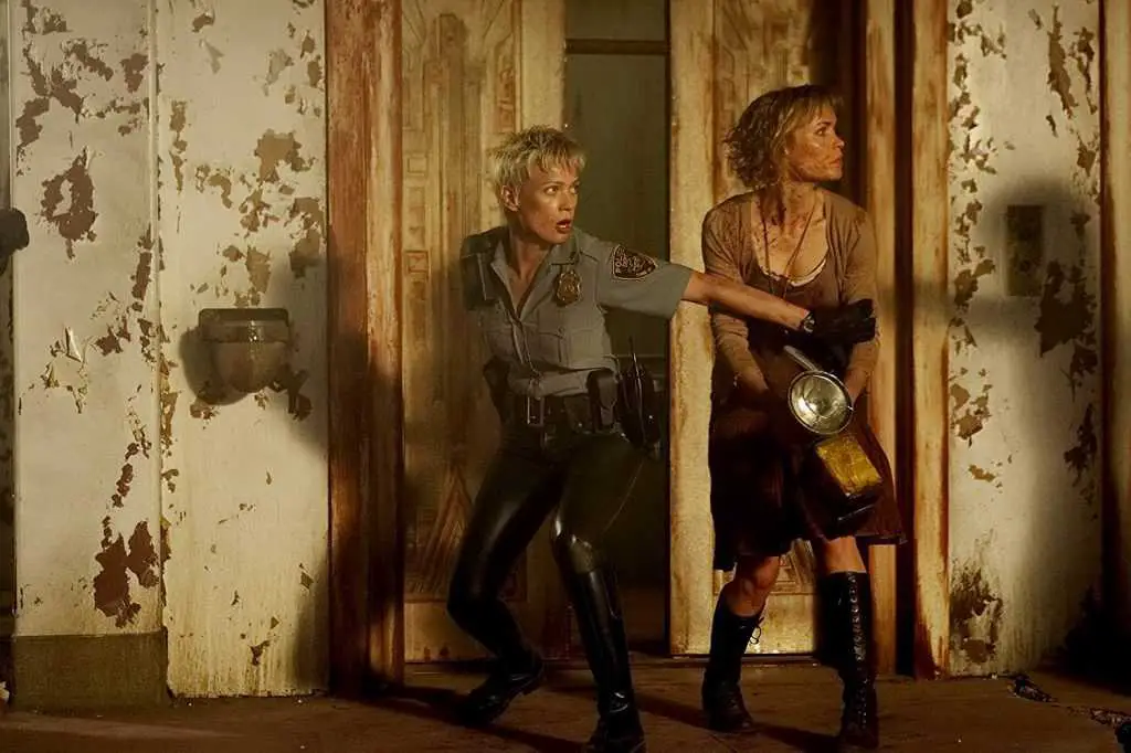 Radha Mitchell e Laurie Holden in Silent Hill (2006)