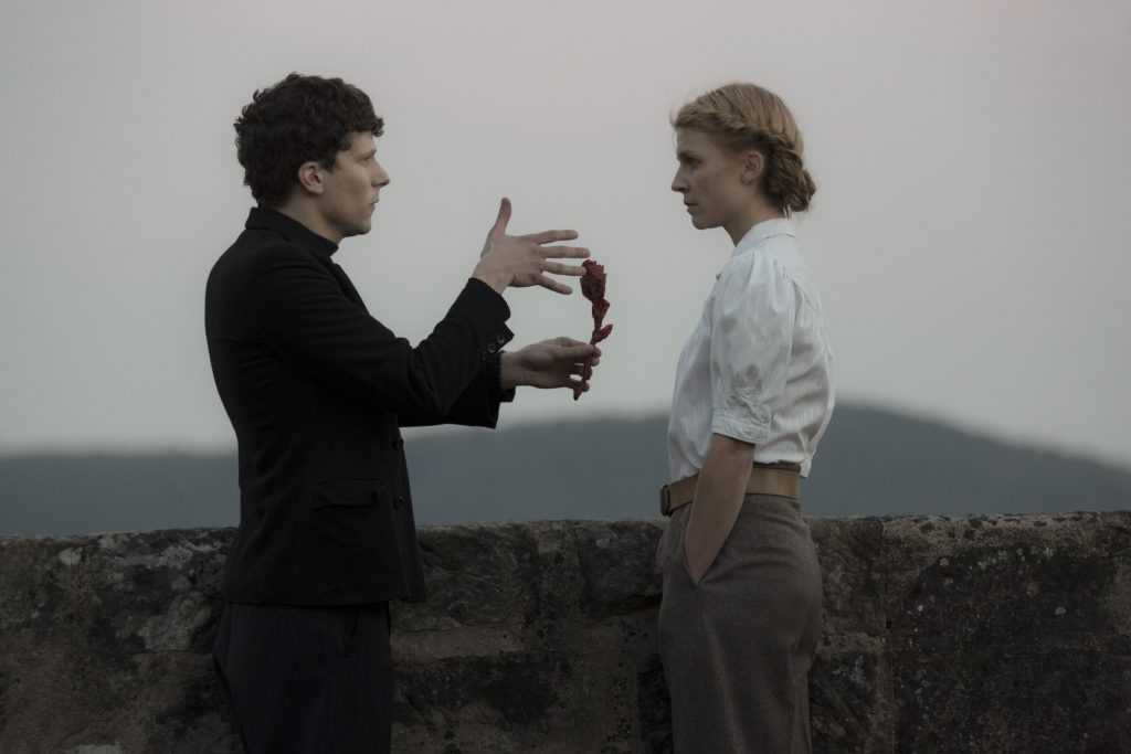 Jesse Eisenberg e Clémence Poésy in una scenal del film