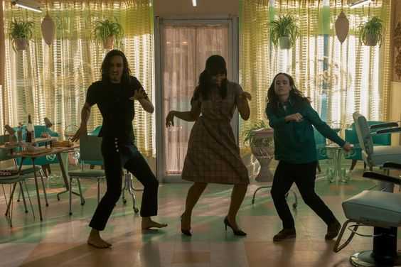 Klaus, Allison e Vanya si cimentano nel ballo