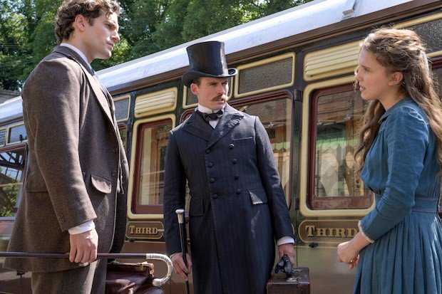 Enola, Sherlock e Mycroft Holmes in una scena del film - Enola Holmes