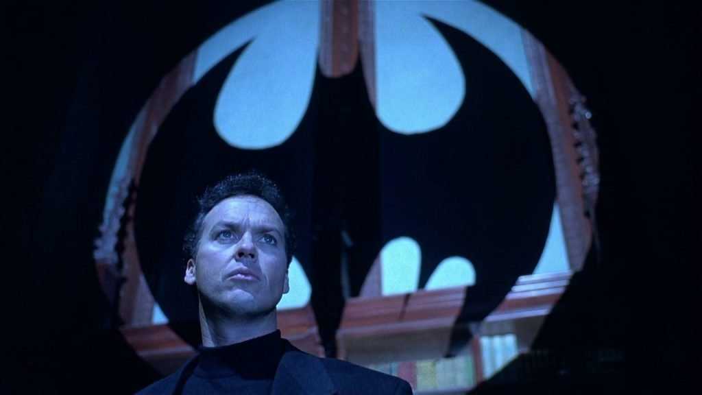 Bruce Wayne (Michael Keaton) in una scena del film - Batman Returns