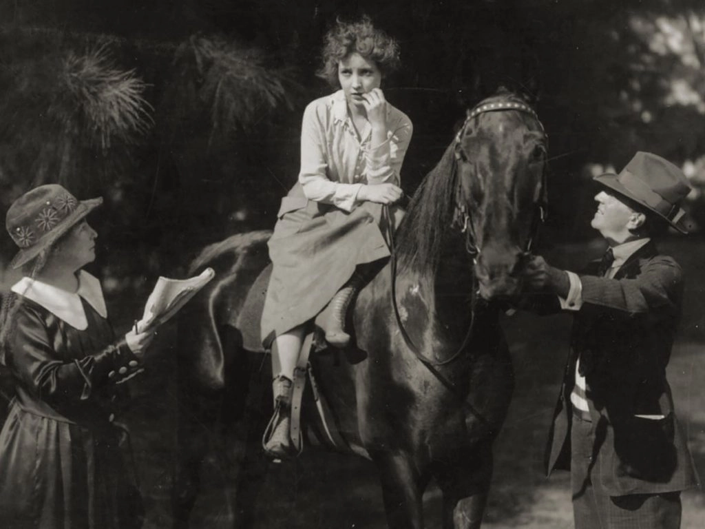 Alice Guy-Blaché (a sinistra) dirige un film nel 1918.