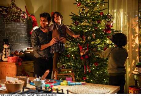 Carlo (Fabio De Luigi) prepara l'albero di Natale con i suoi bimbi