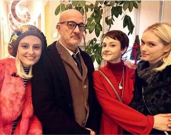 Francesco Taramelli (Cluadio Bisio) e le sue tre figlie