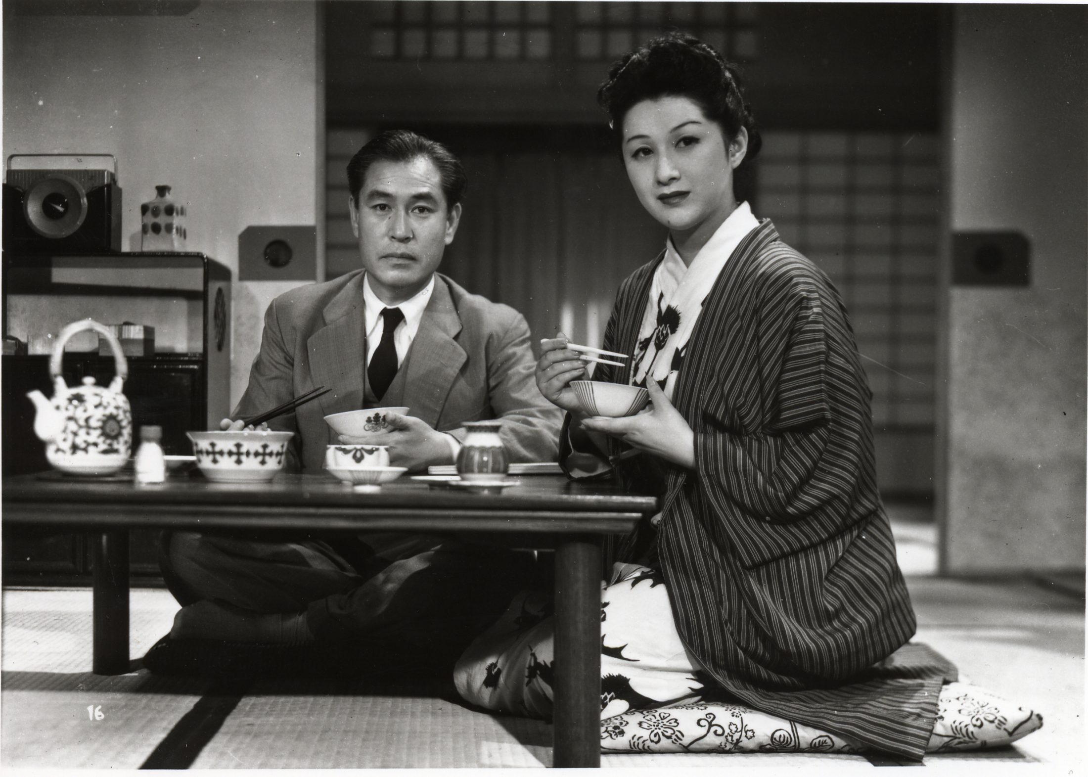 Il sapore del riso al tè verde (1952) – Regia di Yasujirō Ozu – © Shochiku – Distribuzione italiana Tucker Film – Immagine concessa per uso editoriale.