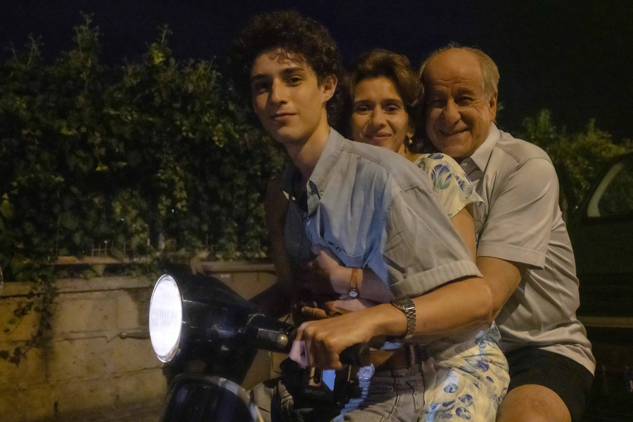 È stata la mano di Dio (2021) – Regia di Paolo Sorrentino – © Netflix – In the picture Filippo Scotti, Toni Servillo e Teresa Saponangelo – Crediti Gianni Fiorito – Immagine concessa per uso stampa.