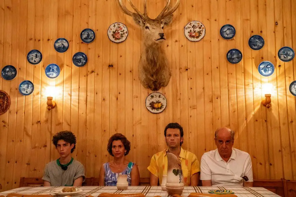 Fabietto (Filippo Scotti), Maria (Teresa Saponangelo), Marchino (Marlon Joubert) e Saverio (Tony Servillo) Fotogramma di È stata la mano di Dio