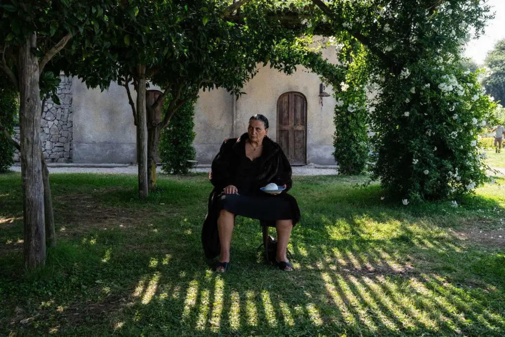  La Signora Gentile (Dora Romano) - Fotogramma di È stata la mano di Dio