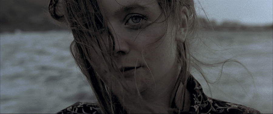 Emily Watson nel film Le onde del destino