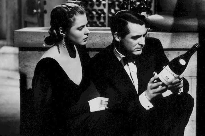 Ingrid Bergman nel ruolo di Elena e Cary Grant nel ruolo di Devlin in una scena del film.