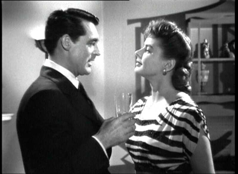 Ingrid Bergman nel ruolo di Elena e Cary Grant nel ruolo di Devlin in una scena del film.