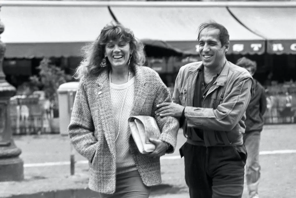 I cantanti italiani Caterina Caselli e Adriano Celentano passeggiano insieme. Roma, 1981