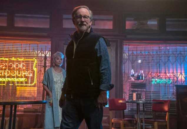 Il regista Steven Spielberg sul set del film. Alle spalle Rita Moreno.  