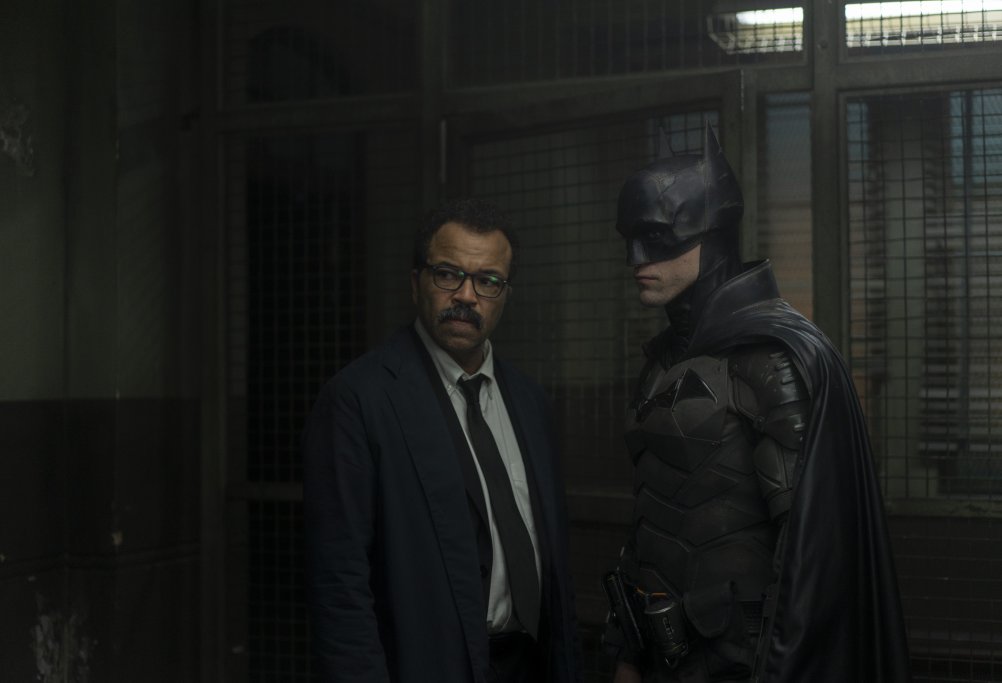 Il Commissario Jim Gordon ( Jeffrey Wright) e Batman ( Robert Pattinson)